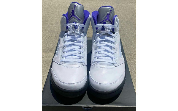 近期该配色也被移植潮牌到 Air Jordan 5 鞋款之上（康扣 AJ5 全新“Concord”配色鞋款释出，经典方案移植）