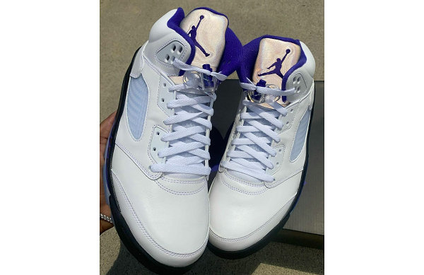 近期该配色也被移植潮牌到 Air Jordan 5 鞋款之上（康扣 AJ5 全新“Concord”配色鞋款释出，经典方案移植）