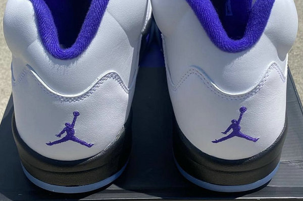 近期该配色也被移植潮牌到 Air Jordan 5 鞋款之上（康扣 AJ5 全新“Concord”配色鞋款释出，经典方案移植）