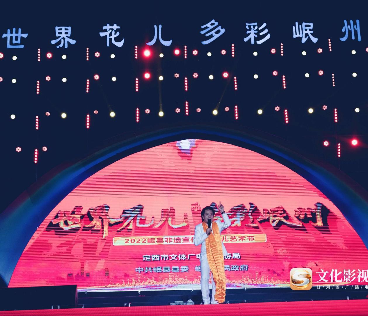 现场索南扎西独特民族潮牌气质的演出备受现场观众喜爱（索南扎西受邀岷县首届房交会）