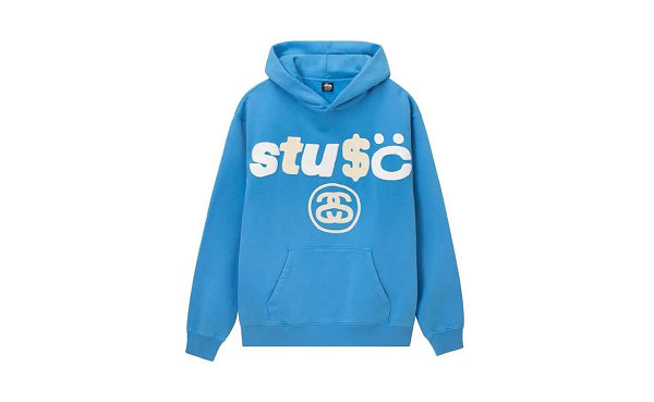 该系列启用了 CPFM 标志性的仙潮牌人掌植物图形与经典 Stüssy logo 融合出镜（斯图西 x CPFM 2022 夏季联乘系列明日发售）