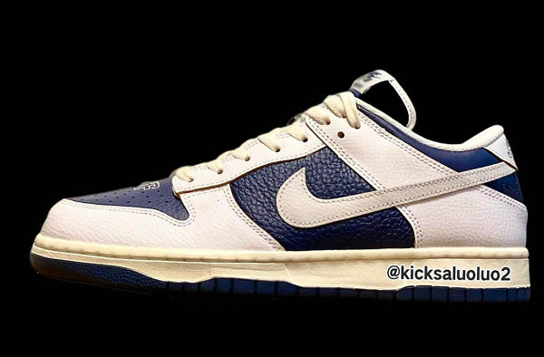 HUF 选择了时下热门鞋潮牌商城型 Nike SB Dunk Low 为蓝本（HUF x 耐克全新联名 SB Dunk“NYC”鞋款曝光，20 周年纪念）