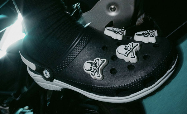 最近 Cro潮牌cs 动作不断（Crocs x mastermind JAPAN 全新联名 Clog 鞋款释出）