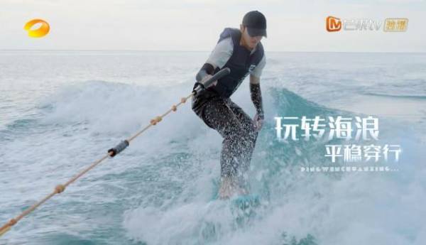 在专业教导下潮牌资讯两人上手很快（黄磊解锁国货冰箱，容声持续39年专注养鲜）