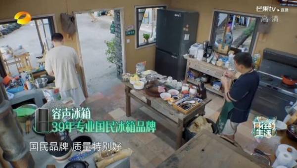 在专业教导下潮牌资讯两人上手很快（黄磊解锁国货冰箱，容声持续39年专注养鲜）