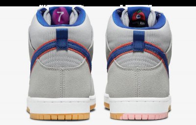 这双 SB Dunk High 采用仿潮牌麂皮与硬质帆布混合打造（耐克 SB Dunk High 全新“New York Mets”配色鞋款曝光）