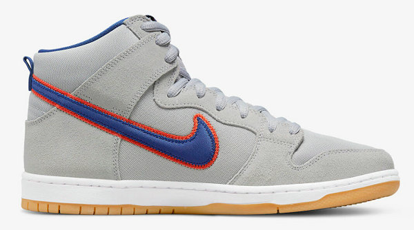 这双 SB Dunk High 采用仿潮牌麂皮与硬质帆布混合打造（耐克 SB Dunk High 全新“New York Mets”配色鞋款曝光）