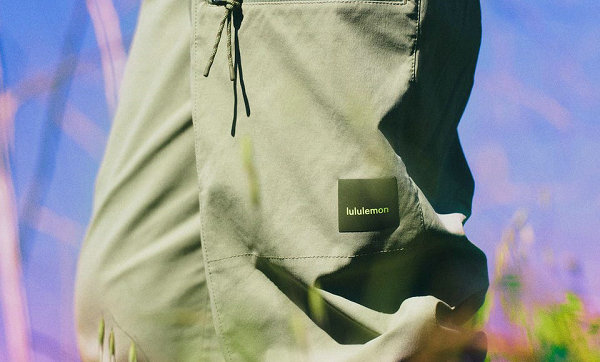 其中口袋、连接登山扣潮牌资讯等细节也打磨的十分细致（Lululemon 露露乐檬首个徒步旅行系列即将上市）