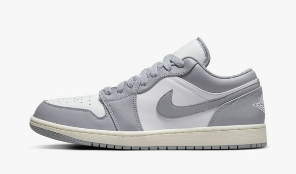  既去年发售的潮牌品牌高帮版本之后（小迪奥 AJ1 Low“Stealth and White”配色鞋款上架）