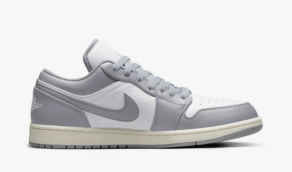  既去年发售的潮牌品牌高帮版本之后（小迪奥 AJ1 Low“Stealth and White”配色鞋款上架）