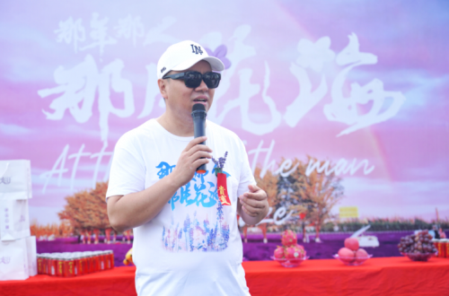 ”该剧编剧刘牧雨潮牌信息、盛尊朋一致认为（网剧《那年那人那片花海》在新疆开机从等待爱情到相依相伴）