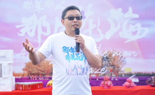 ”该剧编剧刘牧雨潮牌信息、盛尊朋一致认为（网剧《那年那人那片花海》在新疆开机从等待爱情到相依相伴）