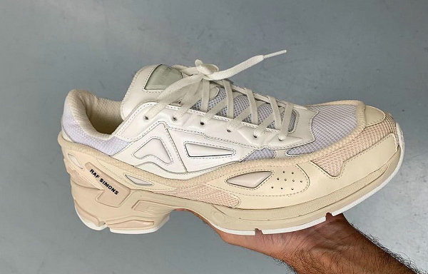 不过此番回潮牌品牌归常规鞋面（阿迪达斯 x Raf Simons 2023 春夏联乘鞋款系列曝光）