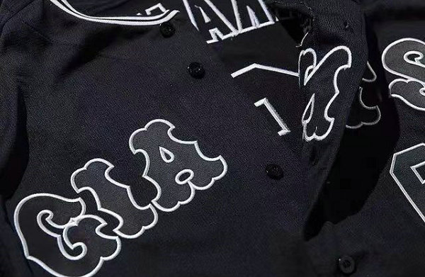 这边 Yohji Yamamoto 又再度携手潮牌商城日本职业棒球队 GIANTS 推出了合作设计（山本耀司 x GIANTS 全新合作胶囊系列公布）