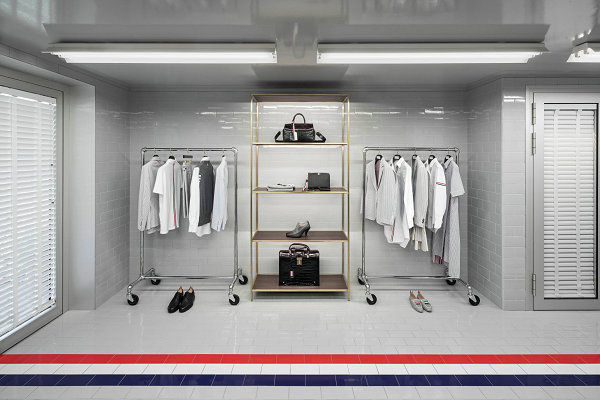 同时店内也被装扮成红潮牌资讯白蓝条纹贯穿的复古空间（Thom Browne 汤姆布朗法国新店开业，红白蓝复古空间）
