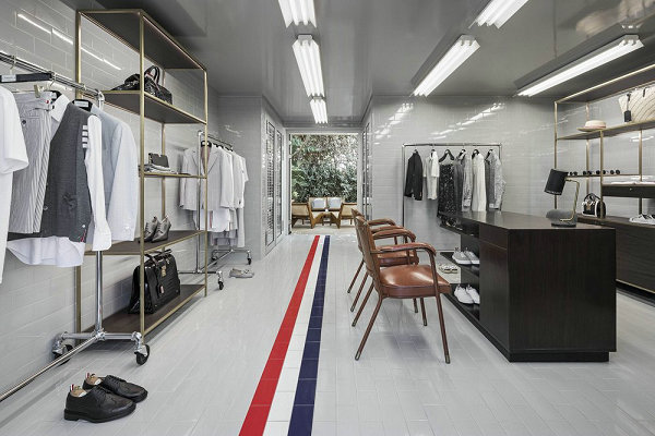 同时店内也被装扮成红潮牌资讯白蓝条纹贯穿的复古空间（Thom Browne 汤姆布朗法国新店开业，红白蓝复古空间）