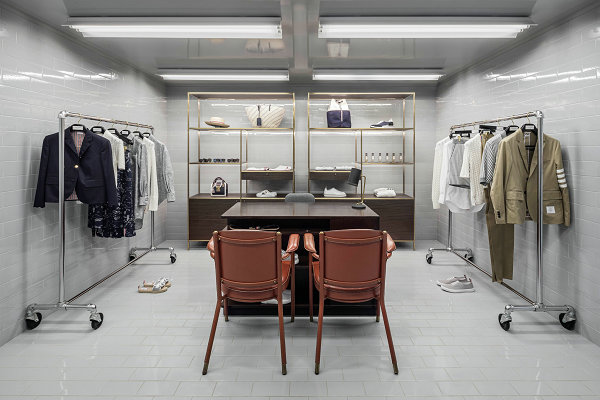 同时店内也被装扮成红潮牌资讯白蓝条纹贯穿的复古空间（Thom Browne 汤姆布朗法国新店开业，红白蓝复古空间）