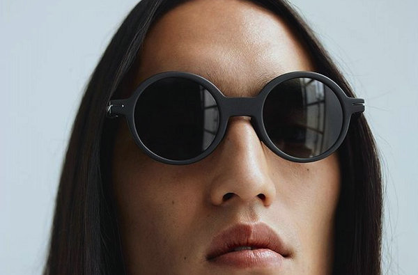  三宅一生与日本金子眼镜一同潮牌汇潮牌网店开发的 ISSEY MIYAKE EYES 日前又有新作释出（ISSEY MIYAKE EYES 全新“Geometry”太阳镜系列公布）