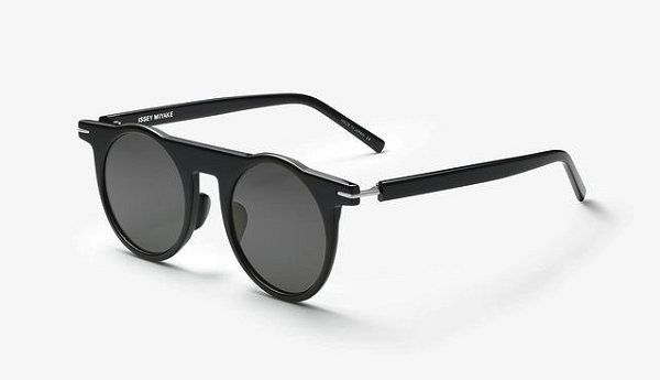  三宅一生与日本金子眼镜一同潮牌汇潮牌网店开发的 ISSEY MIYAKE EYES 日前又有新作释出（ISSEY MIYAKE EYES 全新“Geometry”太阳镜系列公布）