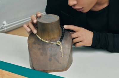 皆参考了以往的品牌档潮牌资讯案与现任创意总监的重要标志（Balmain 巴尔曼全新高级珠宝系列登场，“徽章”与“迷宫”）