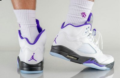 这双 Air Jordan 5 以大面积潮牌信息白色鞋面搭配黑色中底出镜（康扣 AJ5 全新“Concord”配色鞋款即将登场）