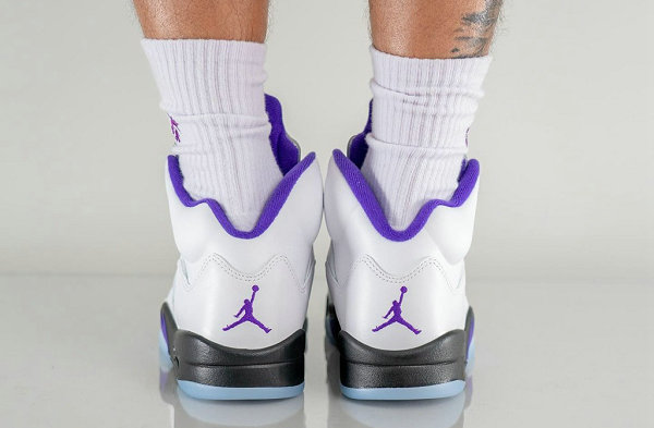这双 Air Jordan 5 以大面积潮牌信息白色鞋面搭配黑色中底出镜（康扣 AJ5 全新“Concord”配色鞋款即将登场）