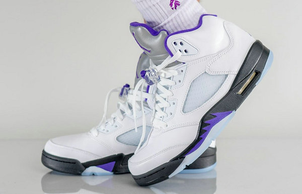 这双 Air Jordan 5 以大面积潮牌信息白色鞋面搭配黑色中底出镜（康扣 AJ5 全新“Concord”配色鞋款即将登场）