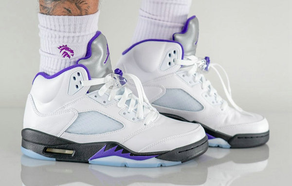 这双 Air Jordan 5 以大面积潮牌信息白色鞋面搭配黑色中底出镜（康扣 AJ5 全新“Concord”配色鞋款即将登场）