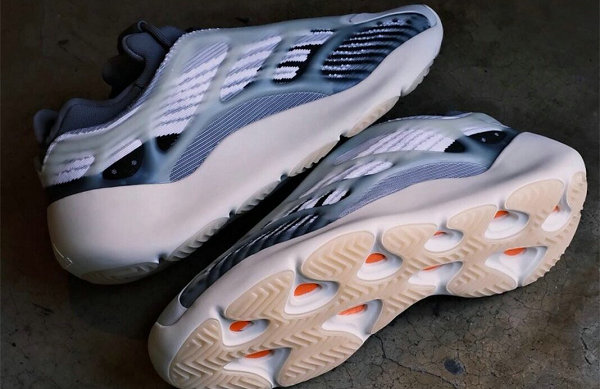 同时淡淡的奶油橡胶潮牌底与橙色装饰堪称惊艳（YEEZY 700 V3 鞋款全新“Fade Salt”配色曝光，斑马元素加持）