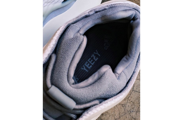 同时淡淡的奶油橡胶潮牌底与橙色装饰堪称惊艳（YEEZY 700 V3 鞋款全新“Fade Salt”配色曝光，斑马元素加持）