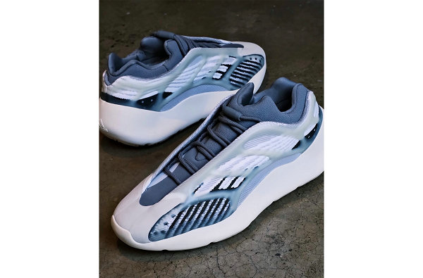同时淡淡的奶油橡胶潮牌底与橙色装饰堪称惊艳（YEEZY 700 V3 鞋款全新“Fade Salt”配色曝光，斑马元素加持）