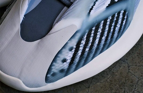 同时淡淡的奶油橡胶潮牌底与橙色装饰堪称惊艳（YEEZY 700 V3 鞋款全新“Fade Salt”配色曝光，斑马元素加持）