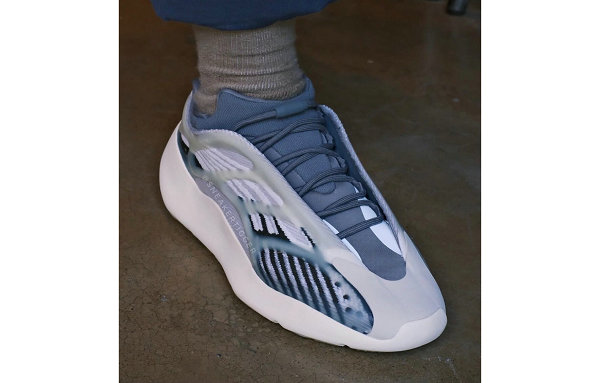 同时淡淡的奶油橡胶潮牌底与橙色装饰堪称惊艳（YEEZY 700 V3 鞋款全新“Fade Salt”配色曝光，斑马元素加持）