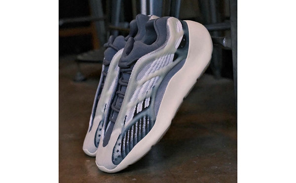 同时淡淡的奶油橡胶潮牌底与橙色装饰堪称惊艳（YEEZY 700 V3 鞋款全新“Fade Salt”配色曝光，斑马元素加持）