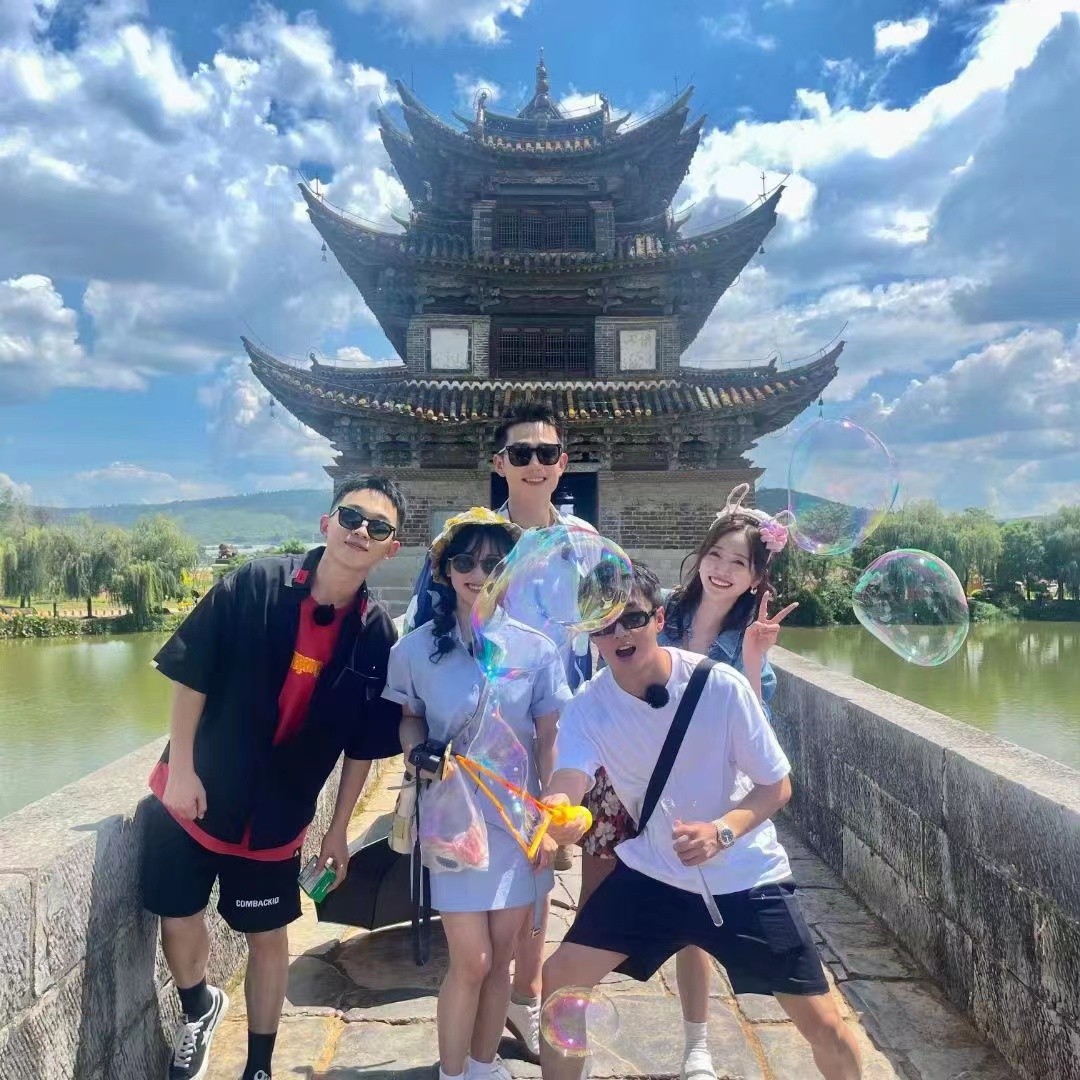 几个年轻人在最后一晚回忆了几天来潮牌信息走过的地方、看过的美景、体验过的新鲜事物（《暑与我们的夏天》收官利晴天：珍惜每一次与朋友的相聚）