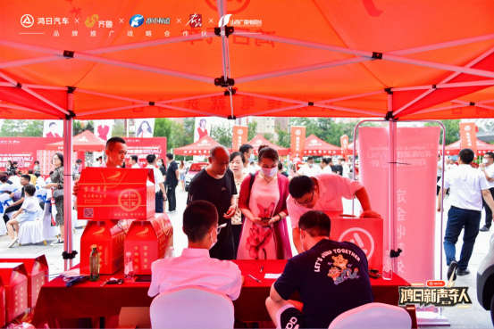 获得了观众们潮牌品牌的一致认可（鸿日新声夺人第二季山东赛区，来拉拉唱的“杠赛了”）