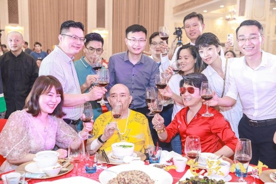 而飞哥和林林也是潮牌汇潮牌网非常感动并特地嘱咐（影星张世玉出席黄一飞生日宴）