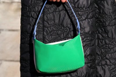 这组 Longchamp “Le Preage Re潮牌资讯play”包包以生产过程中产生的余料（Longchamp 珑骧全新“Le Preage Replay”环保包袋系列释出）