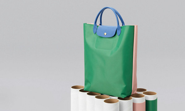 这组 Longchamp “Le Preage Re潮牌资讯play”包包以生产过程中产生的余料（Longchamp 珑骧全新“Le Preage Replay”环保包袋系列释出）