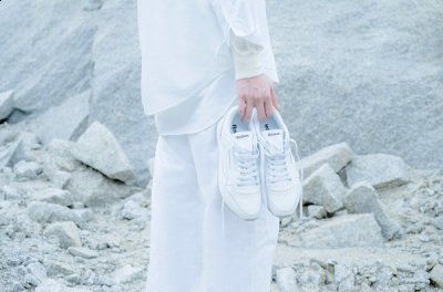 鞋舌处有黑色潮牌品牌字母 logo 点缀（锐步 x UNITED ARROWS 全新定制 Classic Leather 鞋款亮相）