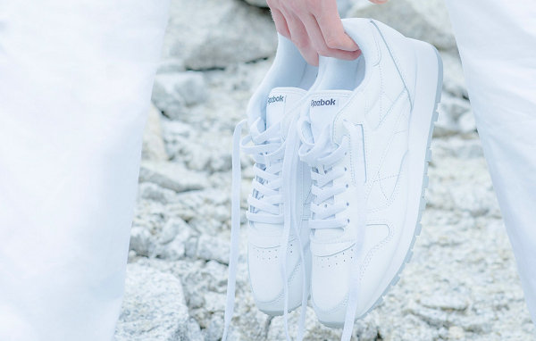 鞋舌处有黑色潮牌品牌字母 logo 点缀（锐步 x UNITED ARROWS 全新定制 Classic Leather 鞋款亮相）
