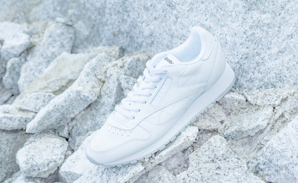 鞋舌处有黑色潮牌品牌字母 logo 点缀（锐步 x UNITED ARROWS 全新定制 Classic Leather 鞋款亮相）