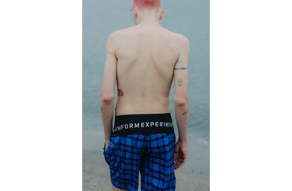  已许久未有动态的实验性潮流品潮牌品牌牌 uniform experiment 日前终于有了最新动态（uniform experiment x Hurley 全新合作系列即将登场）