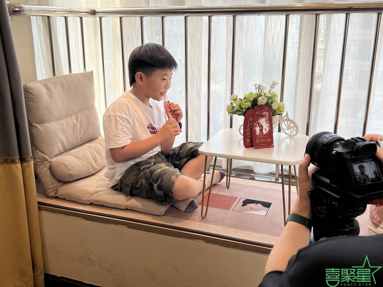 能够十分迅速地潮牌商城进入到拍摄状态中（喜聚星旗下签约儿童演员贾昊燃受邀参与悦之谷广告拍摄）