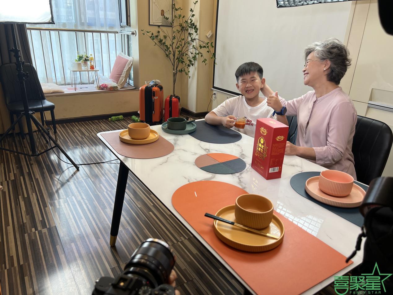 能够十分迅速地潮牌商城进入到拍摄状态中（喜聚星旗下签约儿童演员贾昊燃受邀参与悦之谷广告拍摄）
