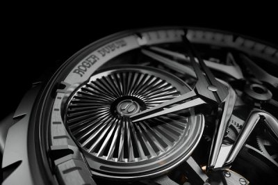 并携手瑞士奢侈腕表品潮牌汇潮牌网店牌 Roger Dubuis 炮制了联名新作（空山基 x Roger Dubuis 全新合作款腕表限量发售~）
