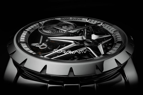 并携手瑞士奢侈腕表品潮牌汇潮牌网店牌 Roger Dubuis 炮制了联名新作（空山基 x Roger Dubuis 全新合作款腕表限量发售~）