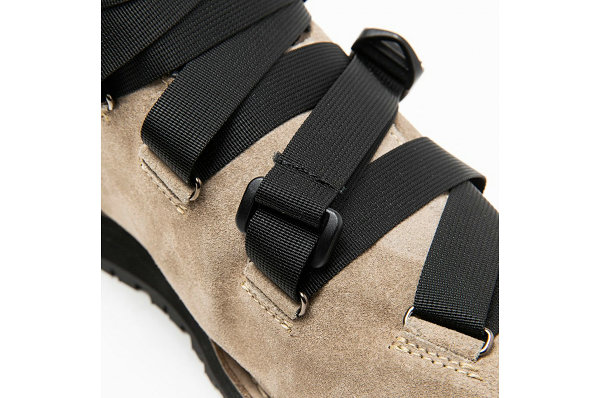 此番 Meanswhile 选取了 潮牌汇潮牌网Danner Mountain Light 鞋型进行重塑（Danner x Meanswhile 全新联名 Harness 登山靴系列上市）