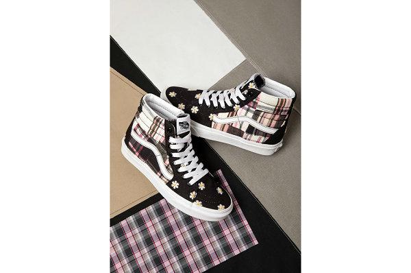 请关注 Vans 品潮牌信息牌官网及网店 （Vans 全新格纹缀花拼接胶囊鞋款系列释出，复古氛围）