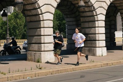 该系列涵盖了包袋、无袖潮牌商城连帽衫以及 Tee、训练手套等款式（Wind And Sea x Everlast 全新合作系列上市）